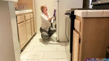 Stepmom is horny and stuck in the oven - Erin Electra