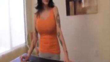 Pierde la apuesta y paga dejandome penetrar su sabroso coño y culo le chupo las tetas novia